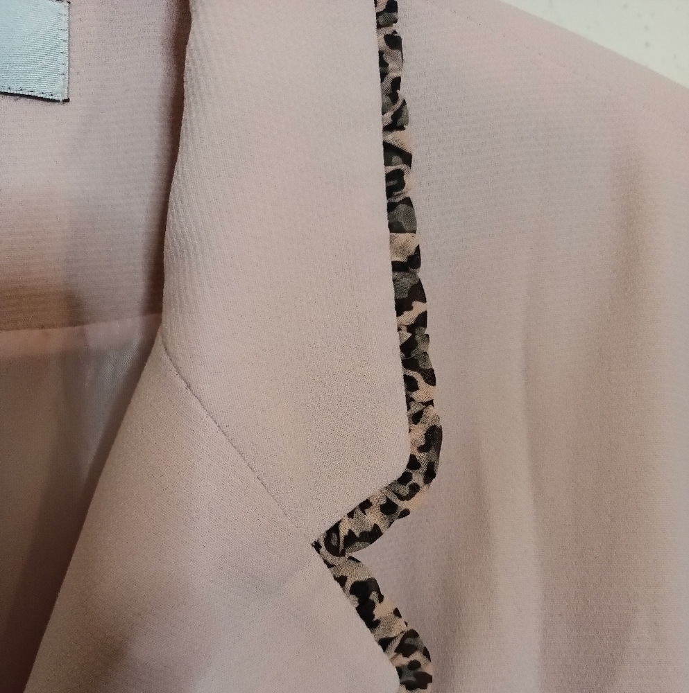 Clio 2 Suit Pink with leopard outline. Size 14 - Picture 5 of 8